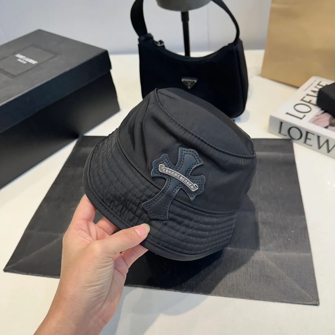 P70 𝐶ℎ𝑟𝑜𝑚𝑒 𝐻𝑒𝑎𝑟𝑡𝑠 Crow Heart Chocolate Barbie Pink Cross Leather Brand Horseshoe Roll Sleeves Sanskrit Letters Fisherman Hat Sun Hat